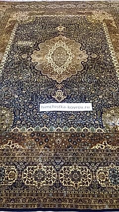 Ковер почищен с забором и доставкой на фабрике